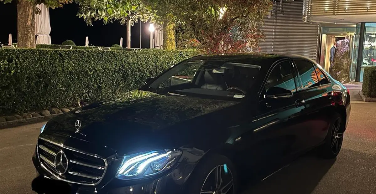 Mercedes-Benz E-Klasse bei Nacht