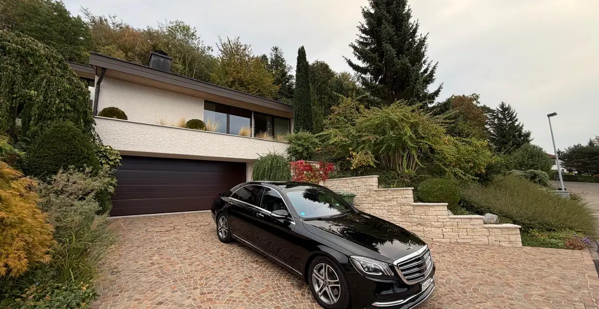 Mercedes-Benz S-Klasse vor einem Wohnhaus