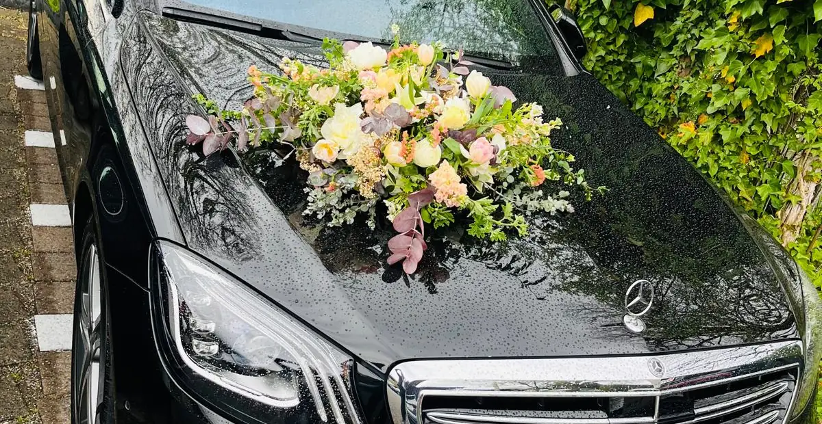 Mercedes-Benz S-Klasse mit Blumenschmuck