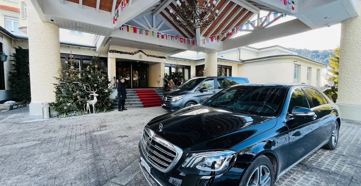 Mercedes-Benz S-Klasse vor einem Hoteleingang