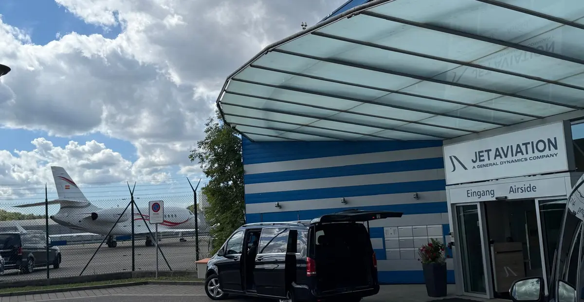 Mercedes-Benz V-Klasse am Privatjet-Terminal